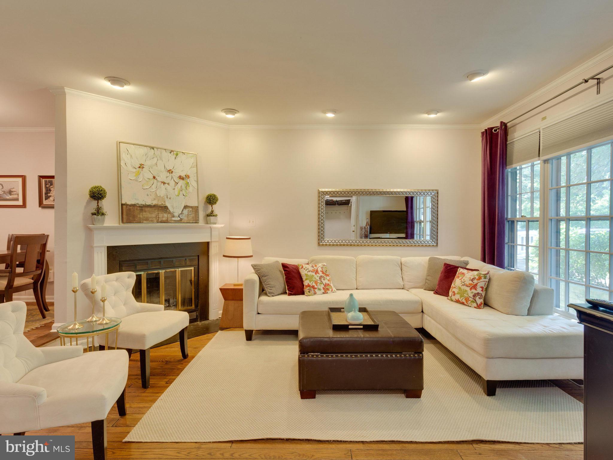 8214 Maple Ridge Avenue Springfield, VA 22153 - Photo 5 of 23 Living Room