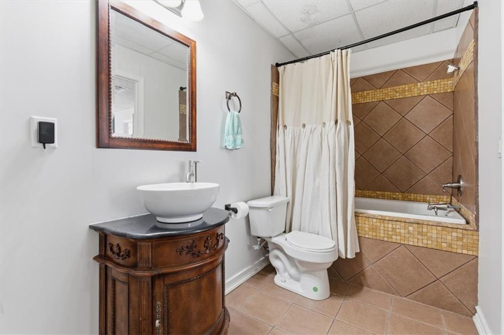 941 Grassdale Road Northwest Cartersville, GA 30121 - Photo 25 of 42 a bathroom with a toilet a sink and a mirror