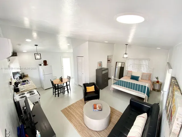 $1,700 | Golden Glades, Miami, FL 33168