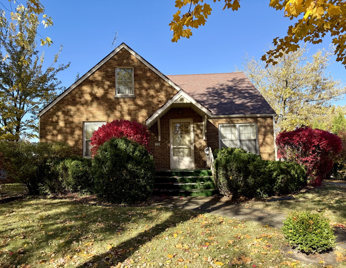 509 West Williams Street Kankakee, IL 60901 - Photo 2 of 26 a view of a house with a yard