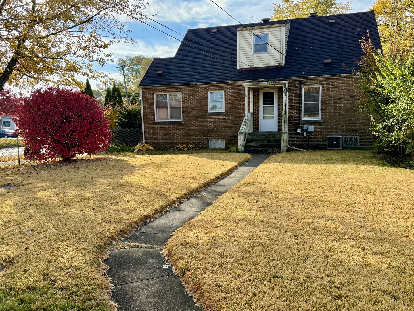 509 West Williams Street Kankakee, IL 60901 - Photo 3 of 26 a front view of a house with a yard