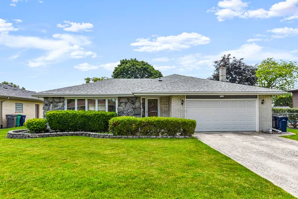 $470,000 | 7561 Ponderosa Court, Orland Park, IL 60462