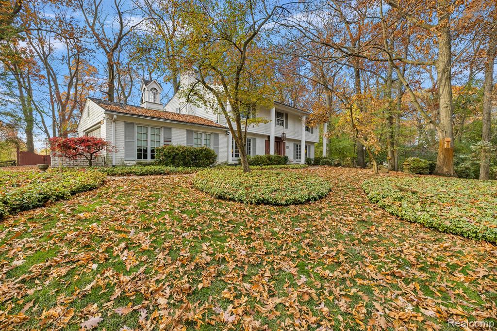 5008 Arrowhead Road West Bloomfield, MI 48323 - Photo 2 of 38 Gallery Image 2