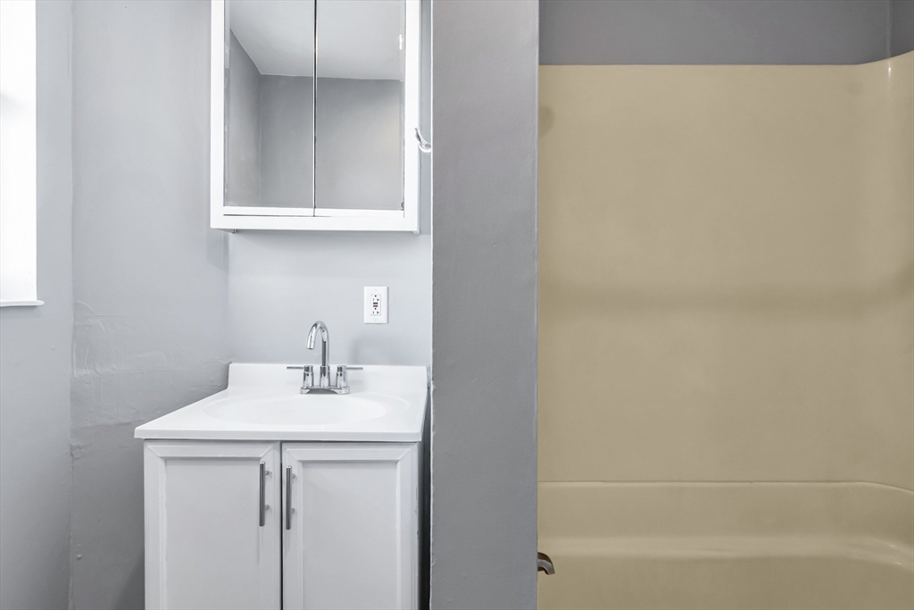 88 Congress Street, Unit 3 Salem, MA 01970 - Photo 16 of 31 a bathroom with a sink a vanity and a bathtub
