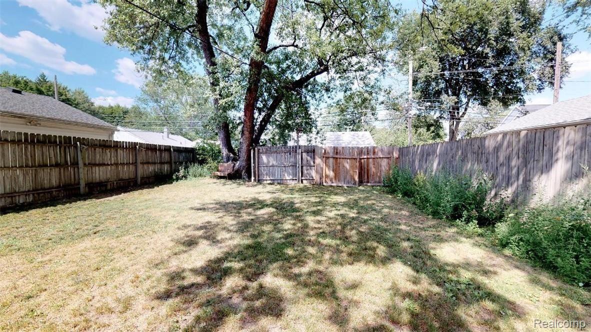 220 West Twelve Mile Road Royal Oak, MI 48073 - Photo 3 of 20 FGhGuTmsfbo - 08.24