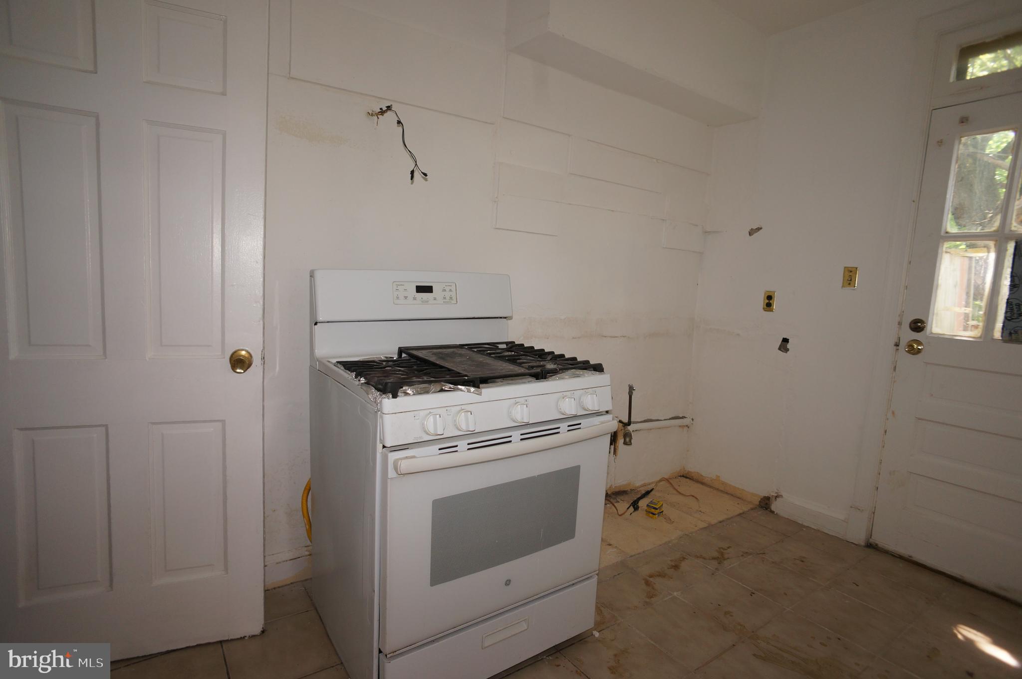 304 South Courthouse Road Arlington, VA 22204 - Photo 5 of 24 Kitchen ready for your imagination!