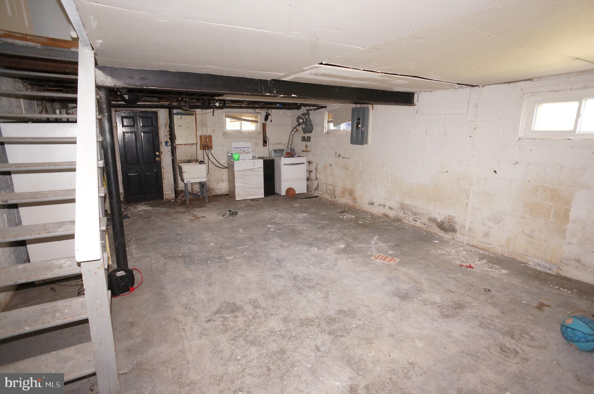 304 South Courthouse Road Arlington, VA 22204 - Photo 7 of 24 Basement with Washer/Dryer Hookups and sink.