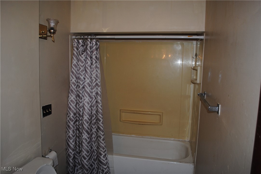 841 Whitcomb Road Cleveland, OH 44110 - Photo 13 of 30 Full bathroom featuring shower / bath combination with curtain and toilet