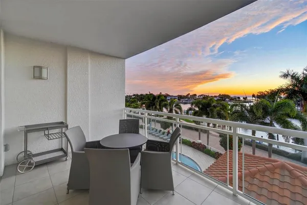 $1,050,000 | 1325 Snell Isle Boulevard Northeast, Unit 302, St. Petersburg, FL 33704