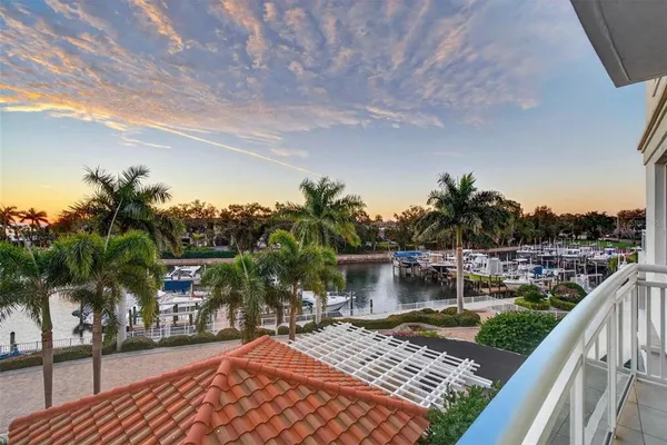 $1,050,000 | 1325 Snell Isle Boulevard Northeast, Unit 302, St. Petersburg, FL 33704