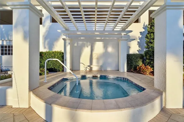 $1,050,000 | 1325 Snell Isle Boulevard Northeast, Unit 302, St. Petersburg, FL 33704