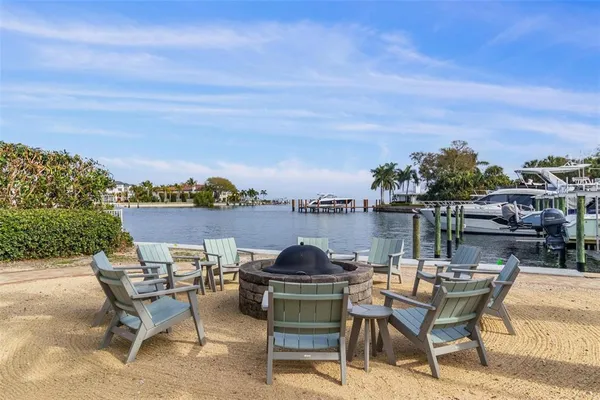 $1,050,000 | 1325 Snell Isle Boulevard Northeast, Unit 302, St. Petersburg, FL 33704