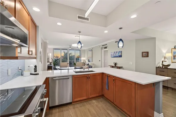 $1,050,000 | 1325 Snell Isle Boulevard Northeast, Unit 302, St. Petersburg, FL 33704