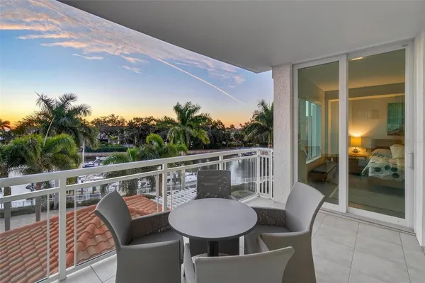 $1,050,000 | 1325 Snell Isle Boulevard Northeast, Unit 302, St. Petersburg, FL 33704