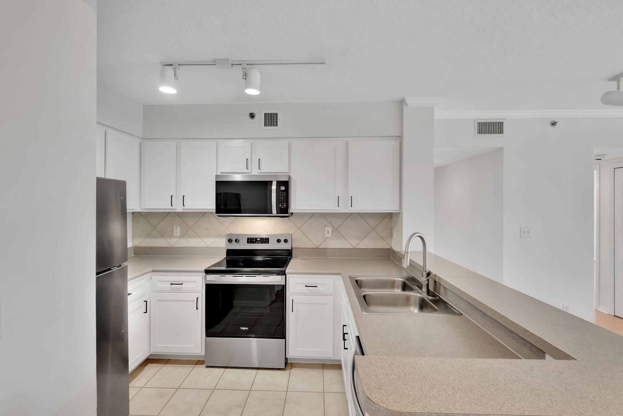 2665 Southwest 37th Avenue, Unit 207 Miami, FL 33133 - Photo 3 of 20 Kitchen