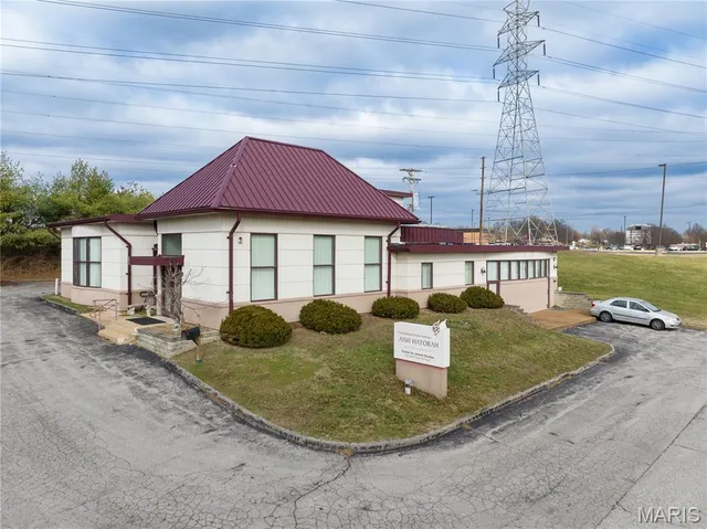 $975,000 | 357 North Woods Mill Road, Chesterfield, MO 63017