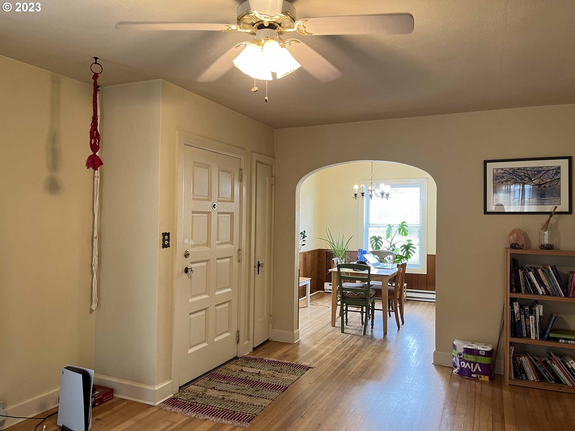 611 Laurel Street Florence, OR 97439 - Photo 12 of 32 a view of a livingroom with furniture hardwood floor a ceiling fan and a view
