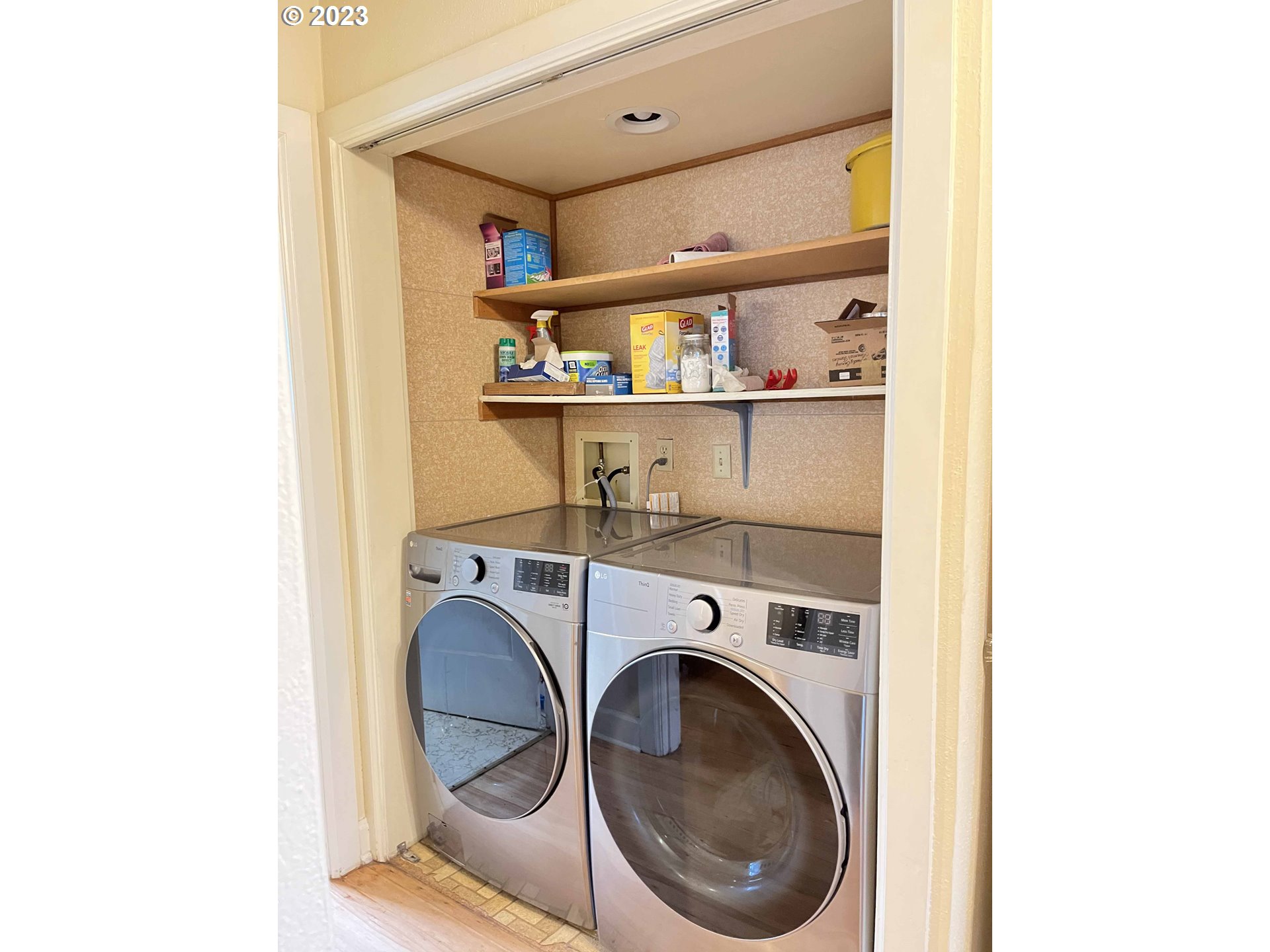 611 Laurel Street Florence, OR 97439 - Photo 20 of 32 a utility room with dryer and washer