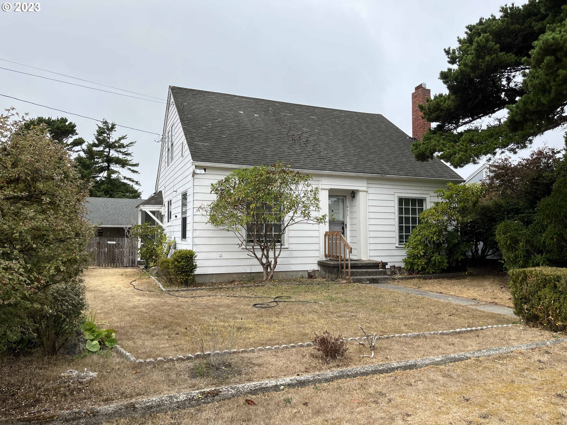 611 Laurel Street Florence, OR 97439 - Photo 2 of 32 a view of a house with a yard