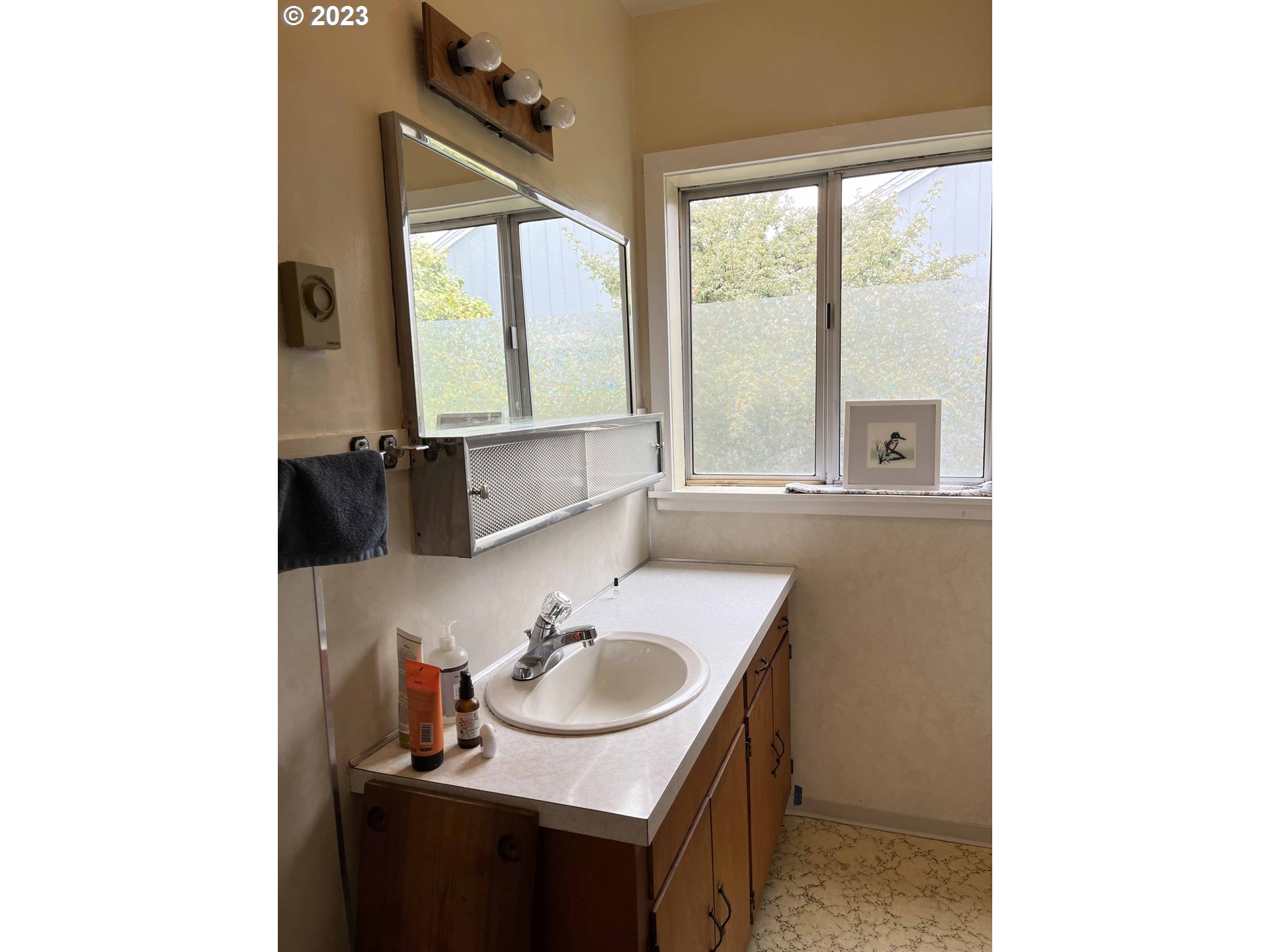 611 Laurel Street Florence, OR 97439 - Photo 21 of 32 a bathroom with a sink and a mirror