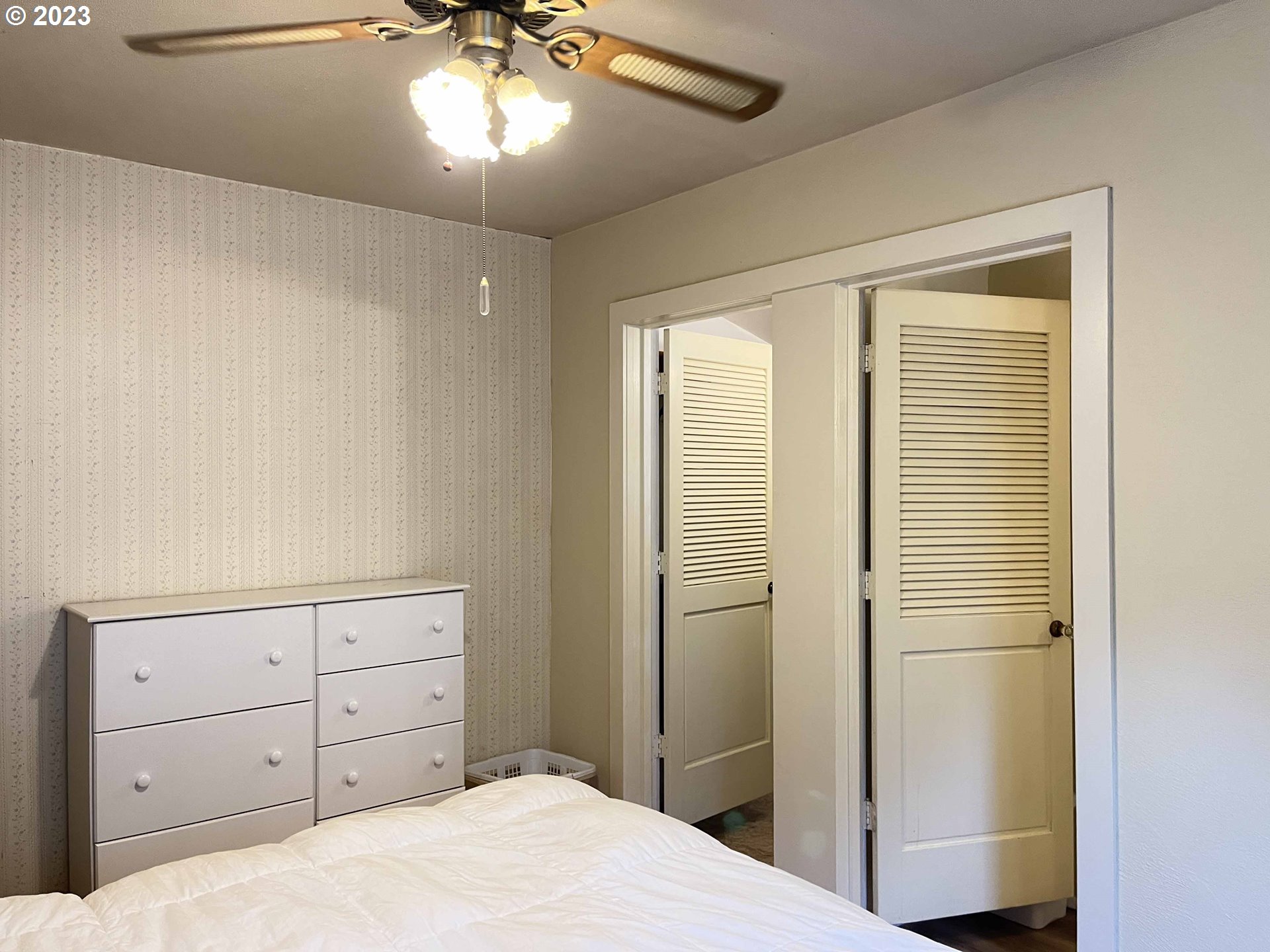 611 Laurel Street Florence, OR 97439 - Photo 26 of 32 a bedroom with a bed and a dresser