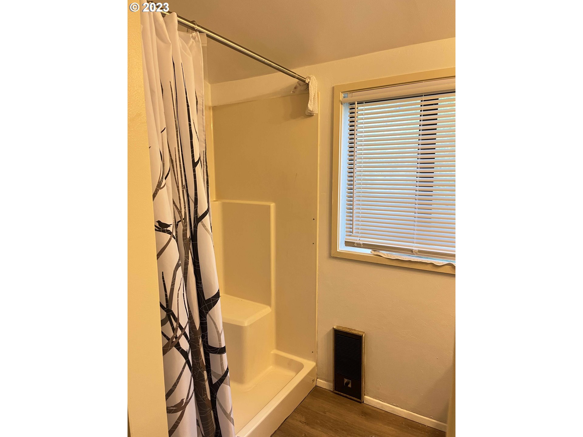 611 Laurel Street Florence, OR 97439 - Photo 30 of 32 a bathroom with a shower and a window