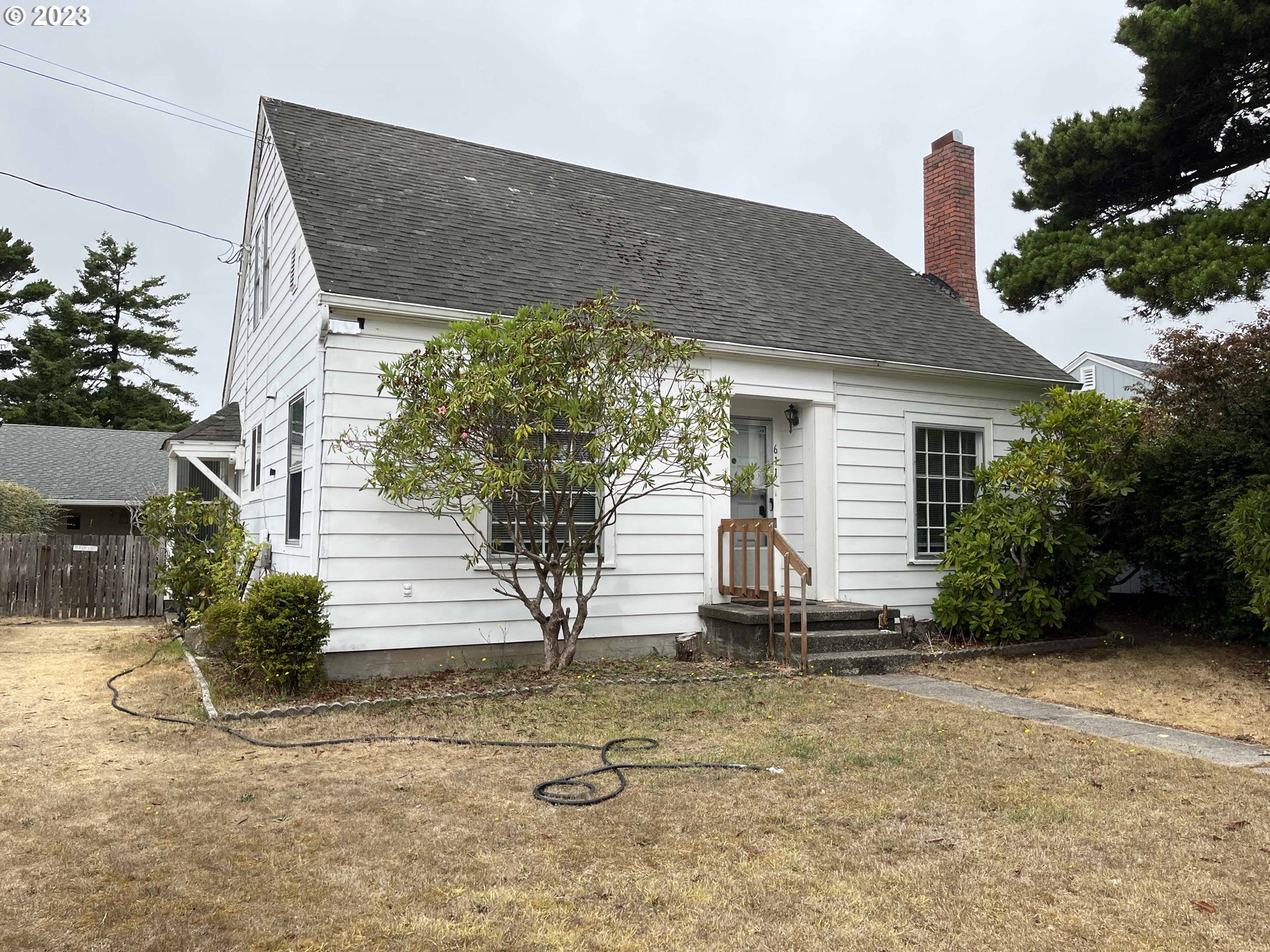 611 Laurel Street Florence, OR 97439 - Photo 3 of 32 a house view with a backyard space