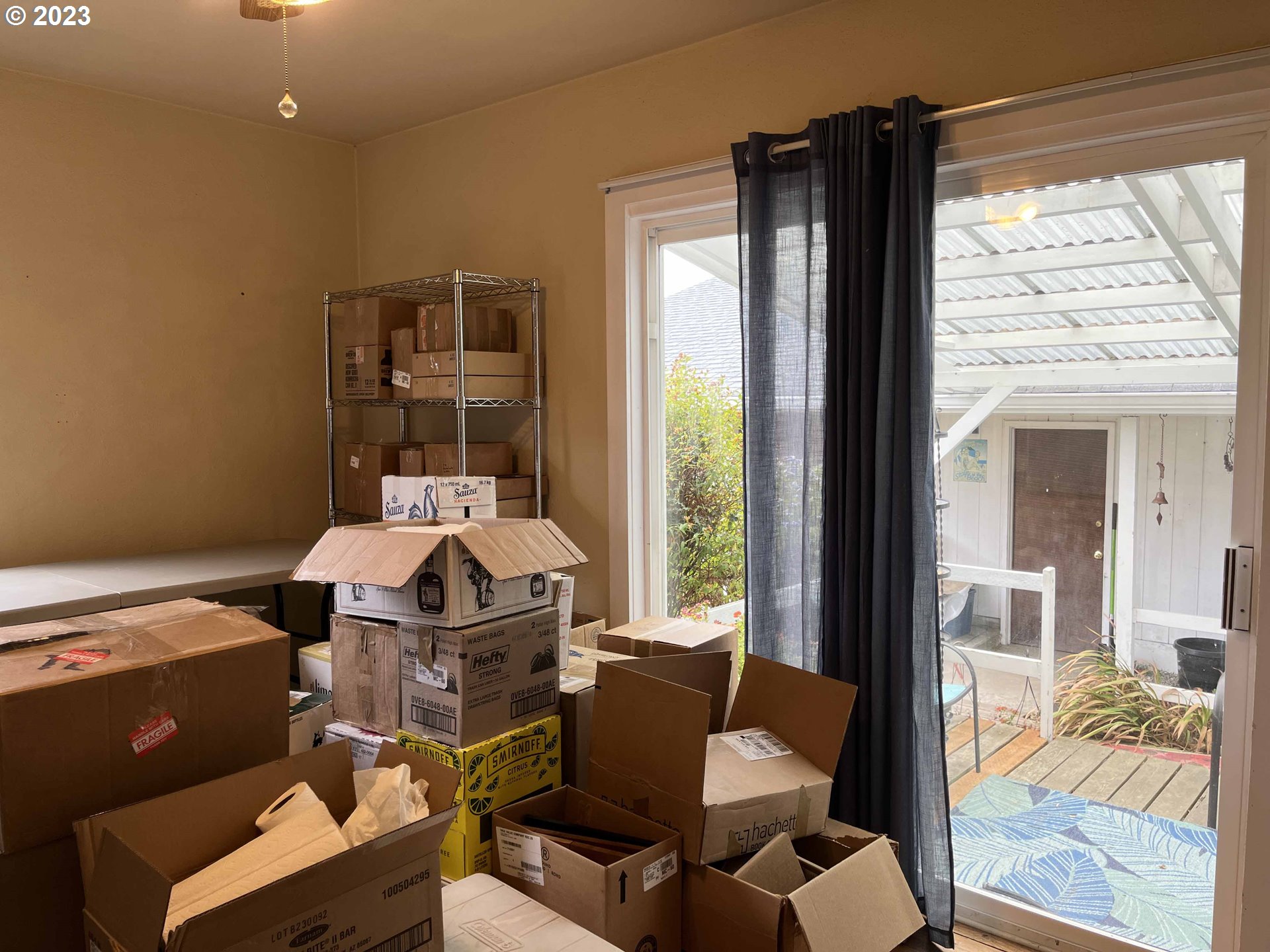 611 Laurel Street Florence, OR 97439 - Photo 31 of 32 a room with furniture and a window