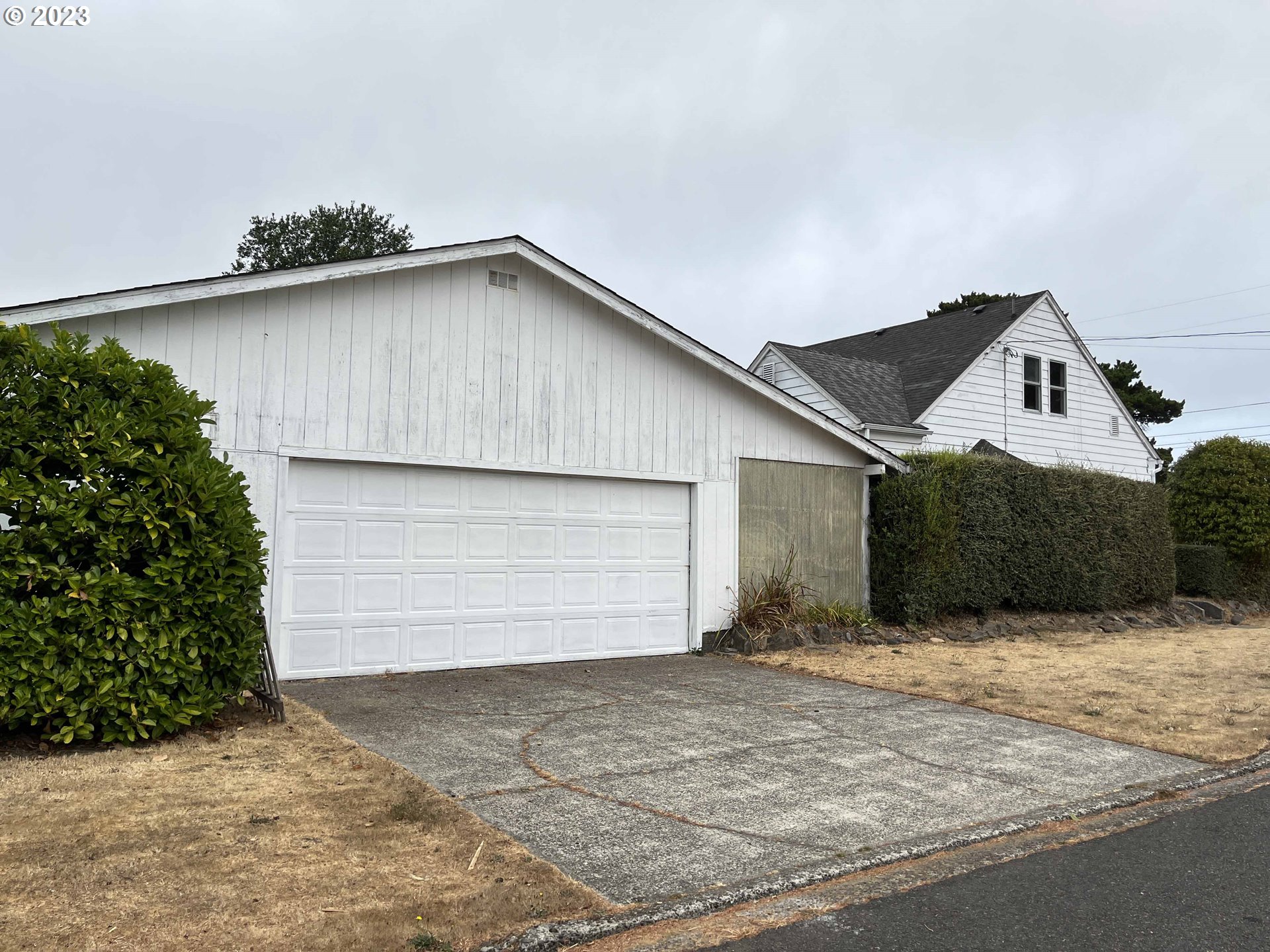 611 Laurel Street Florence, OR 97439 - Photo 5 of 32 a front view of a house with a yard and garage