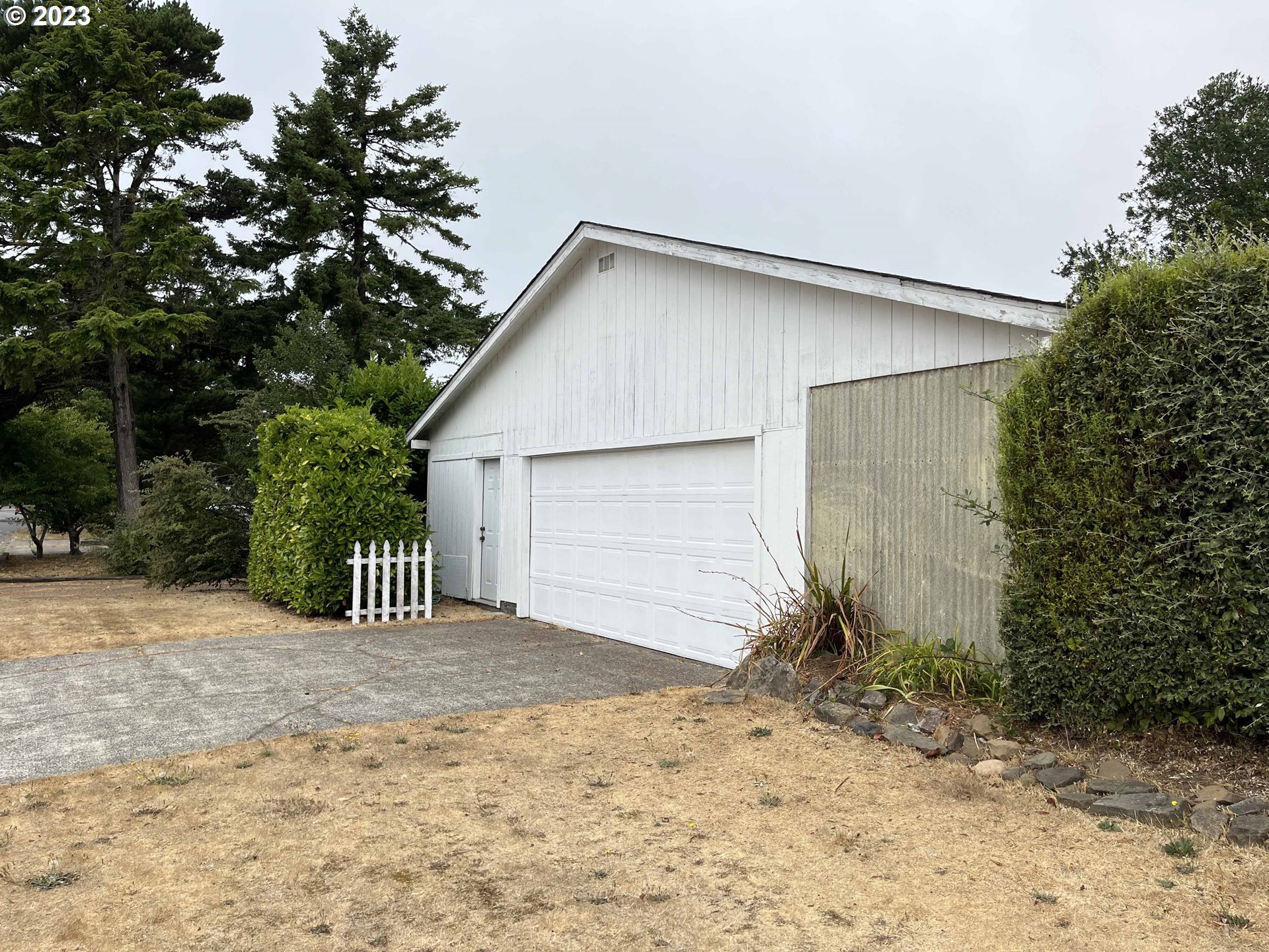 611 Laurel Street Florence, OR 97439 - Photo 6 of 32 a view of outdoor space and yard
