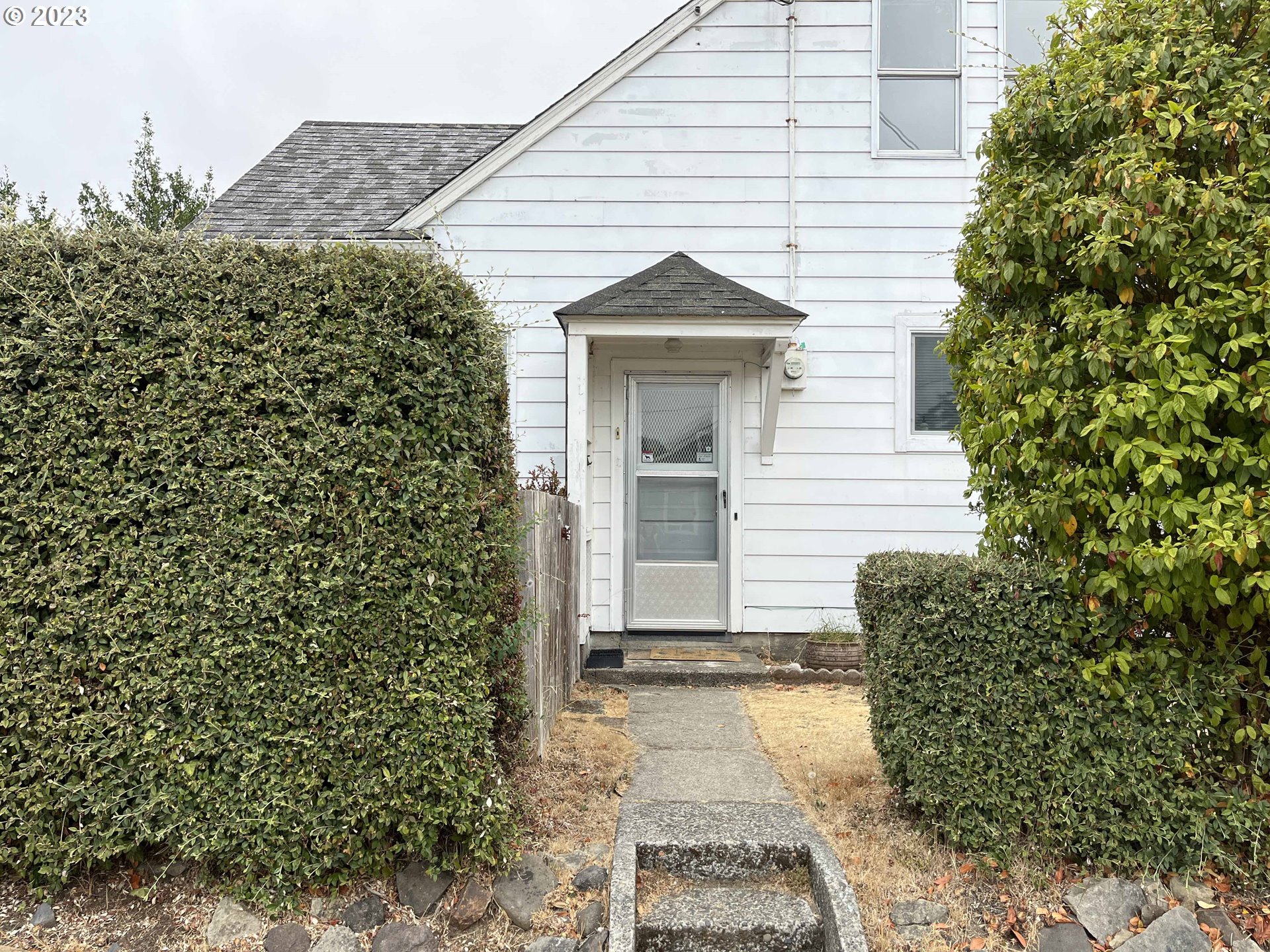 611 Laurel Street Florence, OR 97439 - Photo 7 of 32 a view of a house with a small window