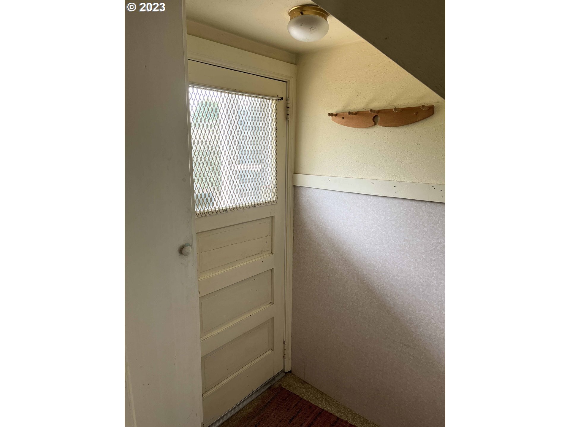 611 Laurel Street Florence, OR 97439 - Photo 8 of 32 a view of hallway with closet