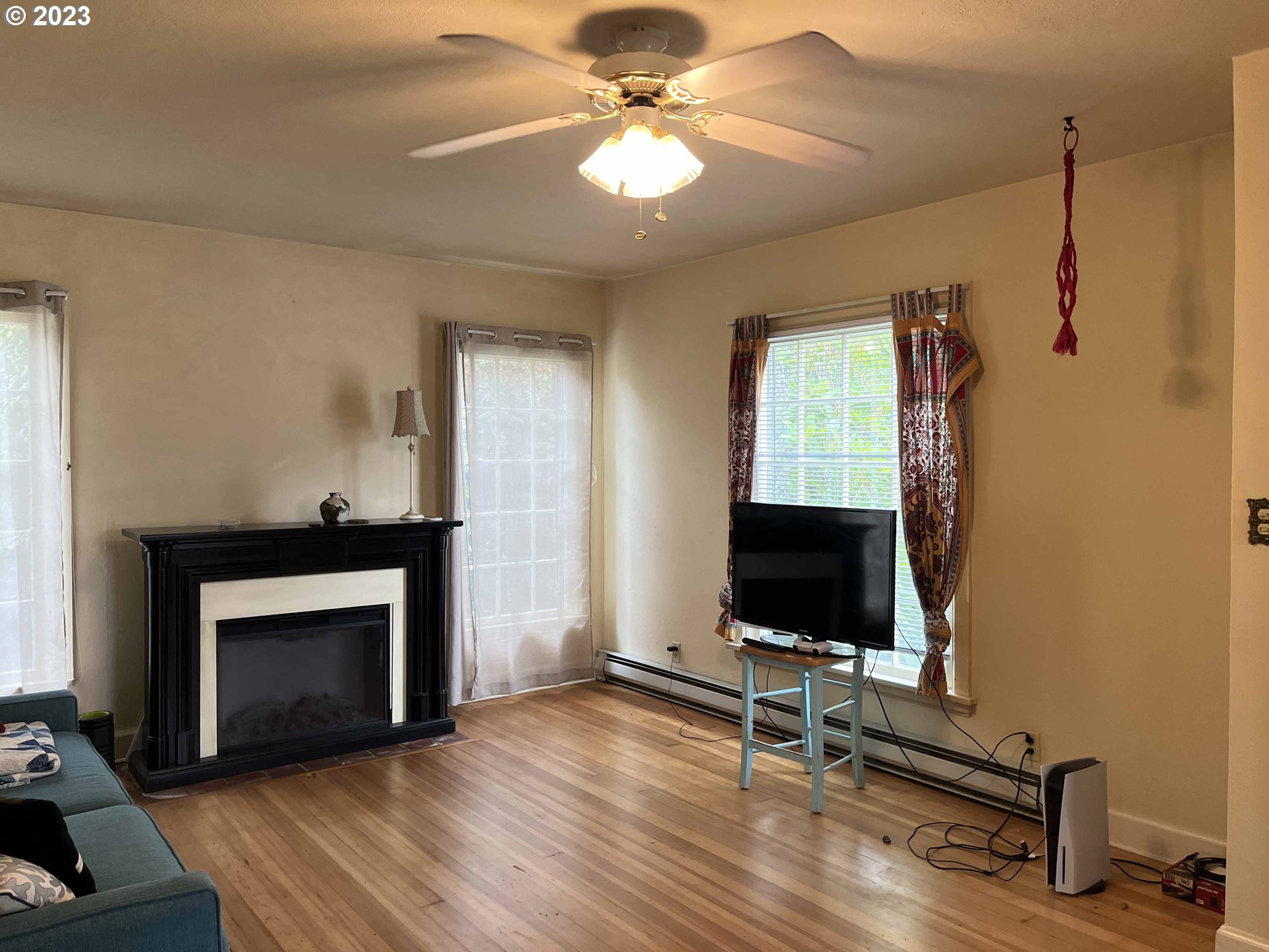 611 Laurel Street Florence, OR 97439 - Photo 10 of 32 a living room with a flat screen tv and a fireplace