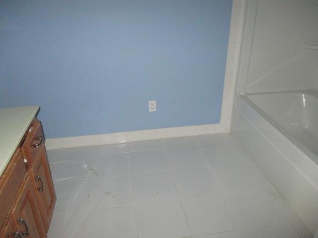 4360 Gnat Hill Road Manchester, TN 37355 - Photo 10 of 12 Bathroom 2