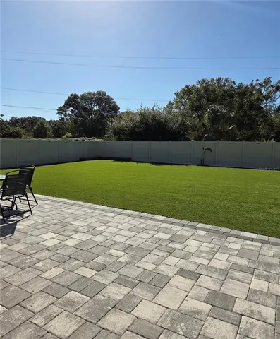 a view of a backyard