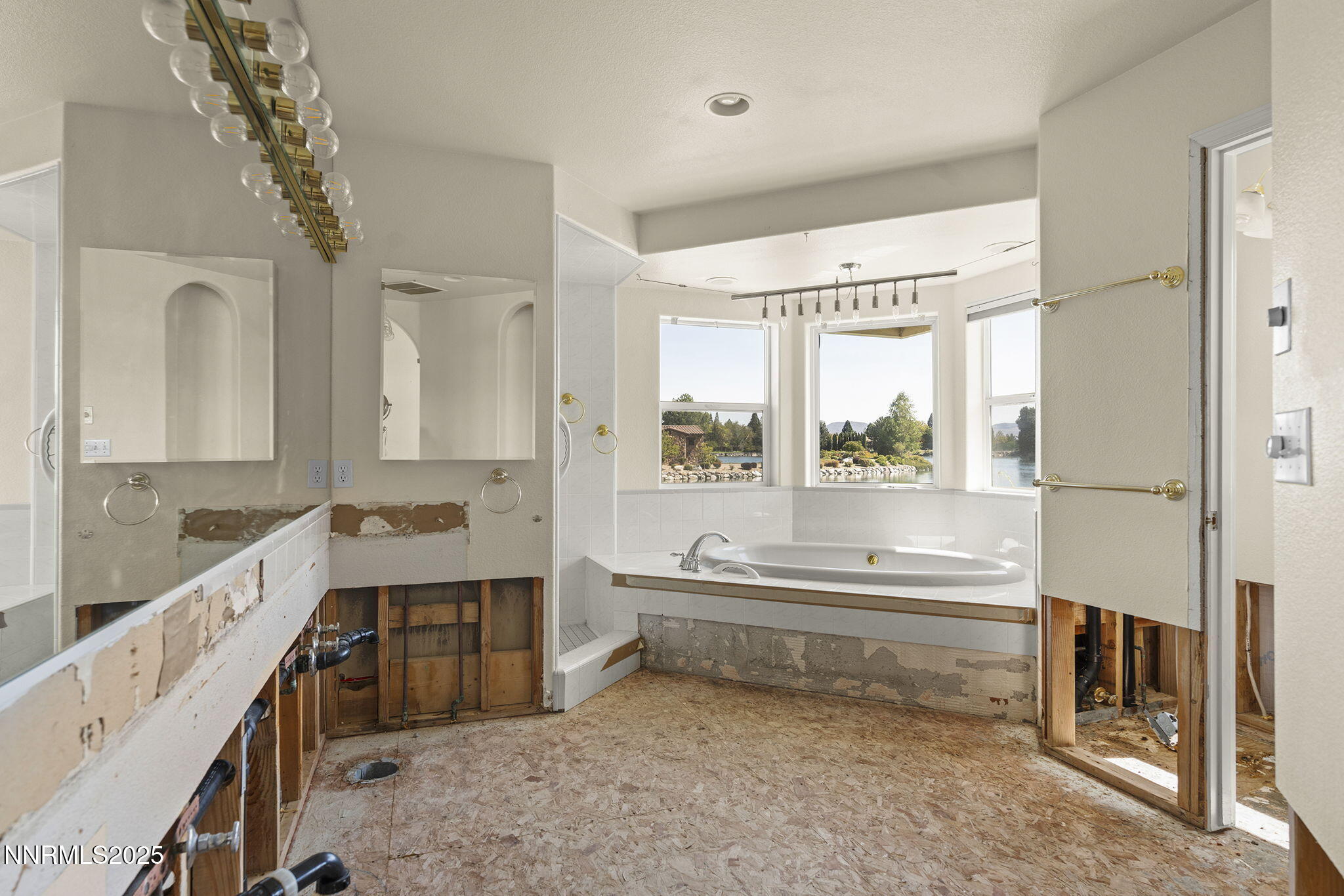 2820 East Lake Ridge Reno, NV 89519 - Photo 25 of 42 a spacious bathroom with a bathtub and a sink