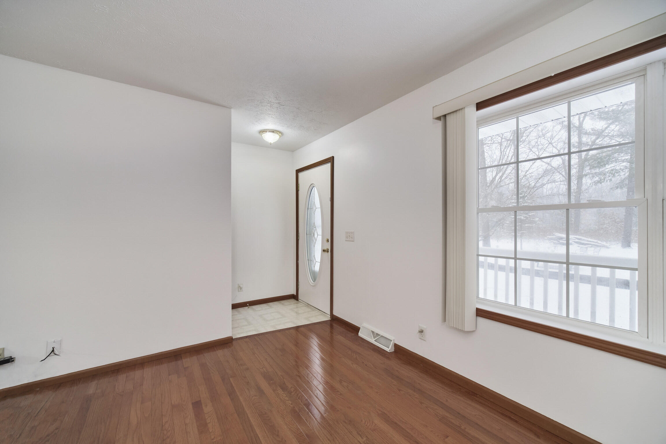 10775 Pine Creek Road Manistee, MI 49660 - Photo 17 of 74 Living room/front entry