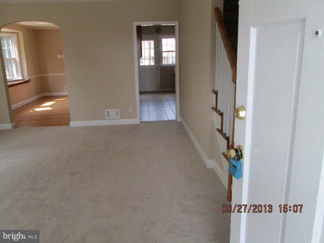 216 Blakeney Road Baltimore, MD 21228 - Photo 3 of 12 Living Room