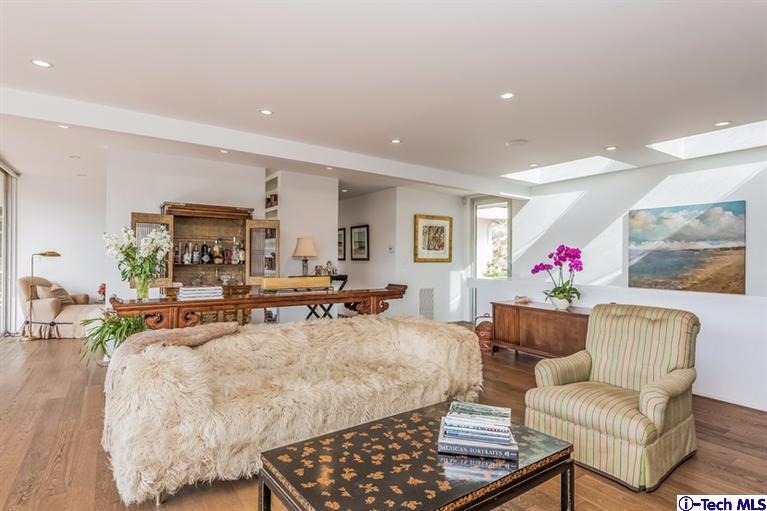 333 Manford Way Pasadena, CA 91105 - Photo 11 of 60 a living room with furniture and flowers