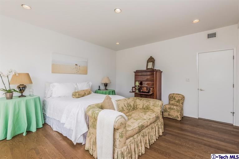 333 Manford Way Pasadena, CA 91105 - Photo 25 of 60 a bedroom with a bed and a chandelier