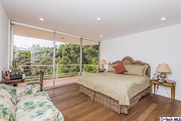 333 Manford Way Pasadena, CA 91105 - Photo 27 of 60 a bedroom with a large bed and a large window