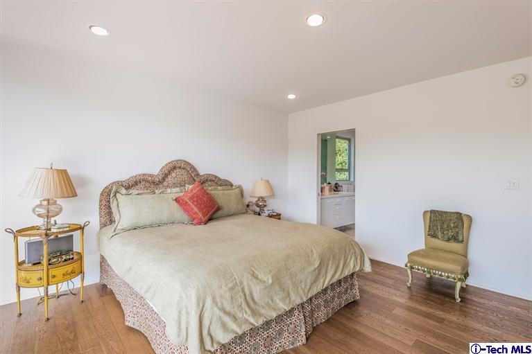 333 Manford Way Pasadena, CA 91105 - Photo 28 of 60 a bedroom with a bed and wooden floor