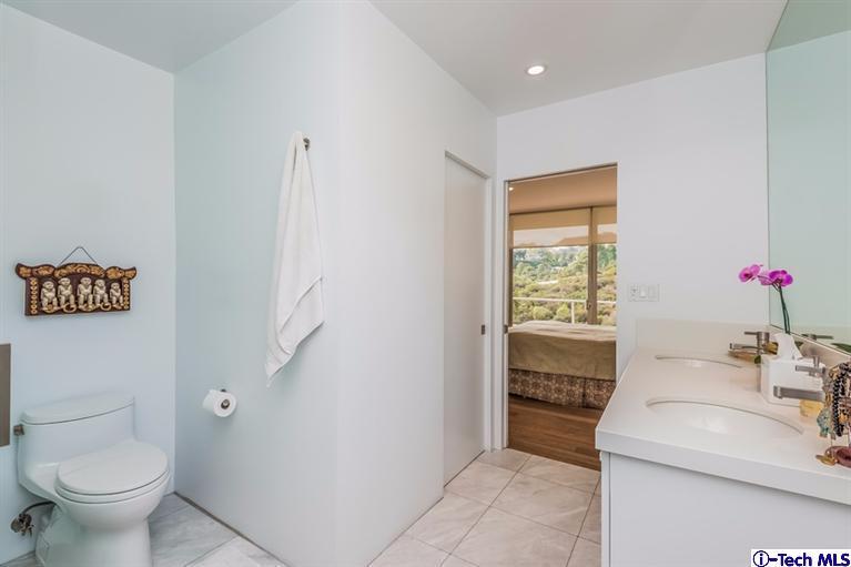 333 Manford Way Pasadena, CA 91105 - Photo 29 of 60 a bathroom with a sink toilet and a mirror