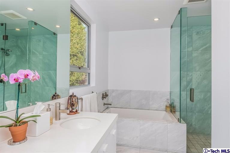 333 Manford Way Pasadena, CA 91105 - Photo 30 of 60 a bathroom with a tub sink and mirror