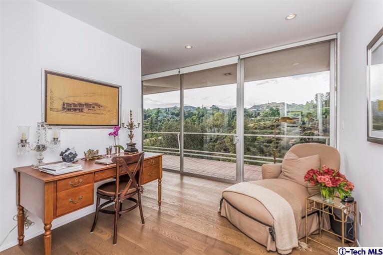 333 Manford Way Pasadena, CA 91105 - Photo 31 of 60 a living room with furniture and a large window