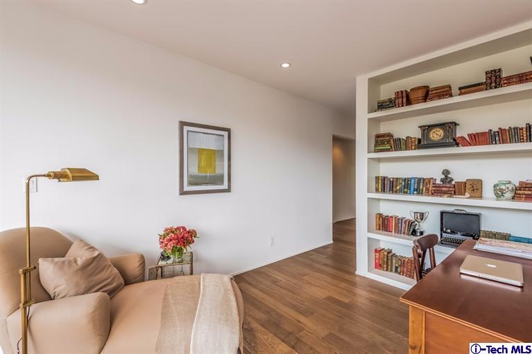 333 Manford Way Pasadena, CA 91105 - Photo 32 of 60 a living room with furniture