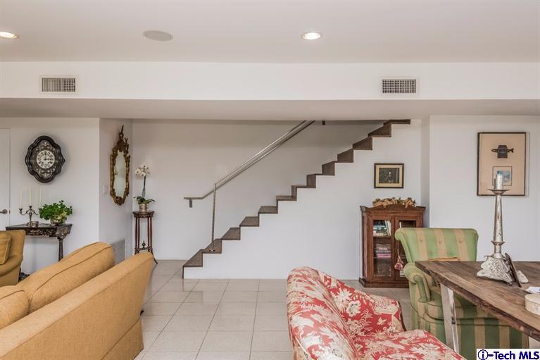 333 Manford Way Pasadena, CA 91105 - Photo 36 of 60 a living room with furniture