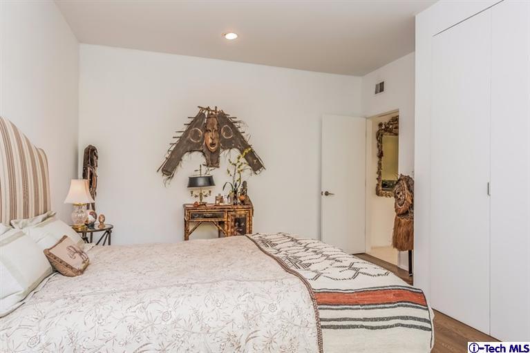 333 Manford Way Pasadena, CA 91105 - Photo 48 of 60 a bedroom with a bed and a chandelier