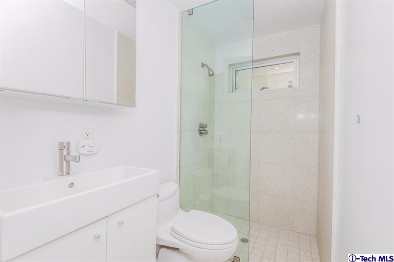 333 Manford Way Pasadena, CA 91105 - Photo 49 of 60 a bathroom with a sink toilet and shower