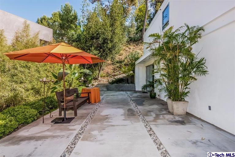 333 Manford Way Pasadena, CA 91105 - Photo 54 of 60 an outdoor space with patio and white umbrellas